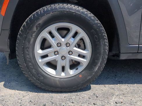 Used 2023 Jeep Grand Cherokee Laredo AWD/4WD image 9
