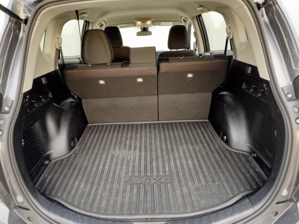 Used 2018 Toyota RAV4 LE w/ All Weather Liner Package FWD image 28