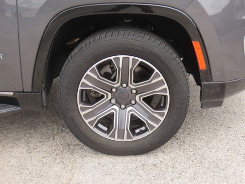 Used 2024 Jeep Wagoneer 4WD w/ Premium Group I image 9