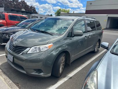 Used 2013 Toyota Sienna LE w/ Towing Pkg