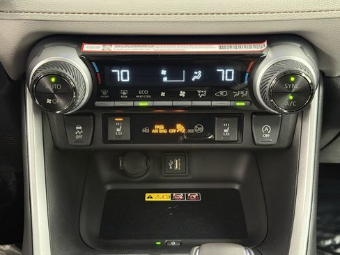 Used 2025 Toyota RAV4 XLE Premium image 31