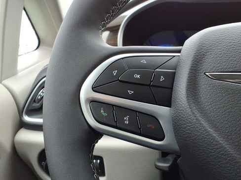 Used 2024 Chrysler Pacifica Limited image 27