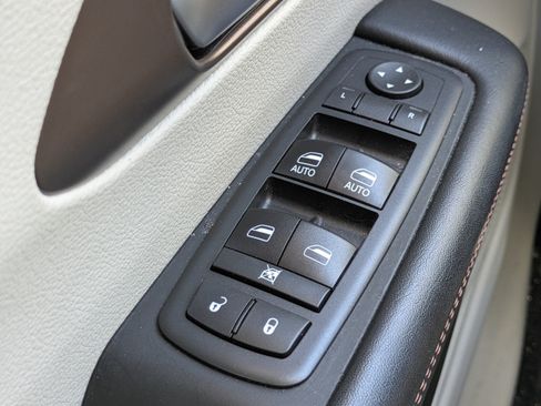 Used 2017 Chrysler Pacifica Touring-L FWD image 19