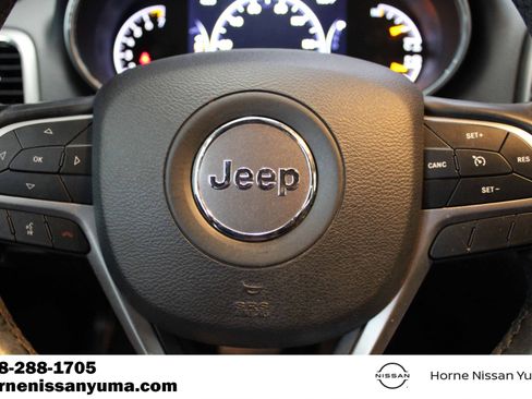 Used 2019 Jeep Grand Cherokee Laredo AWD/4WD image 9