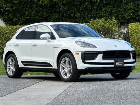 Certified 2025 Porsche Macan AWD/4WD image 10
