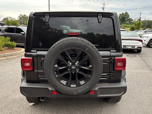 Used 2025 Jeep Wrangler Unlimited Sahara AWD/4WD image 9