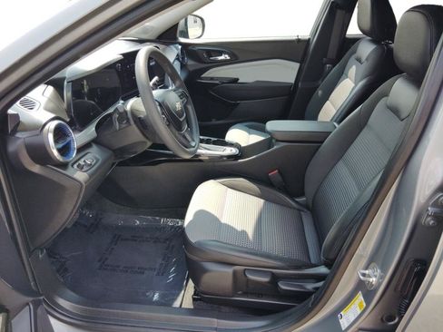 Used 2025 Chevrolet Trax LT FWD image 13