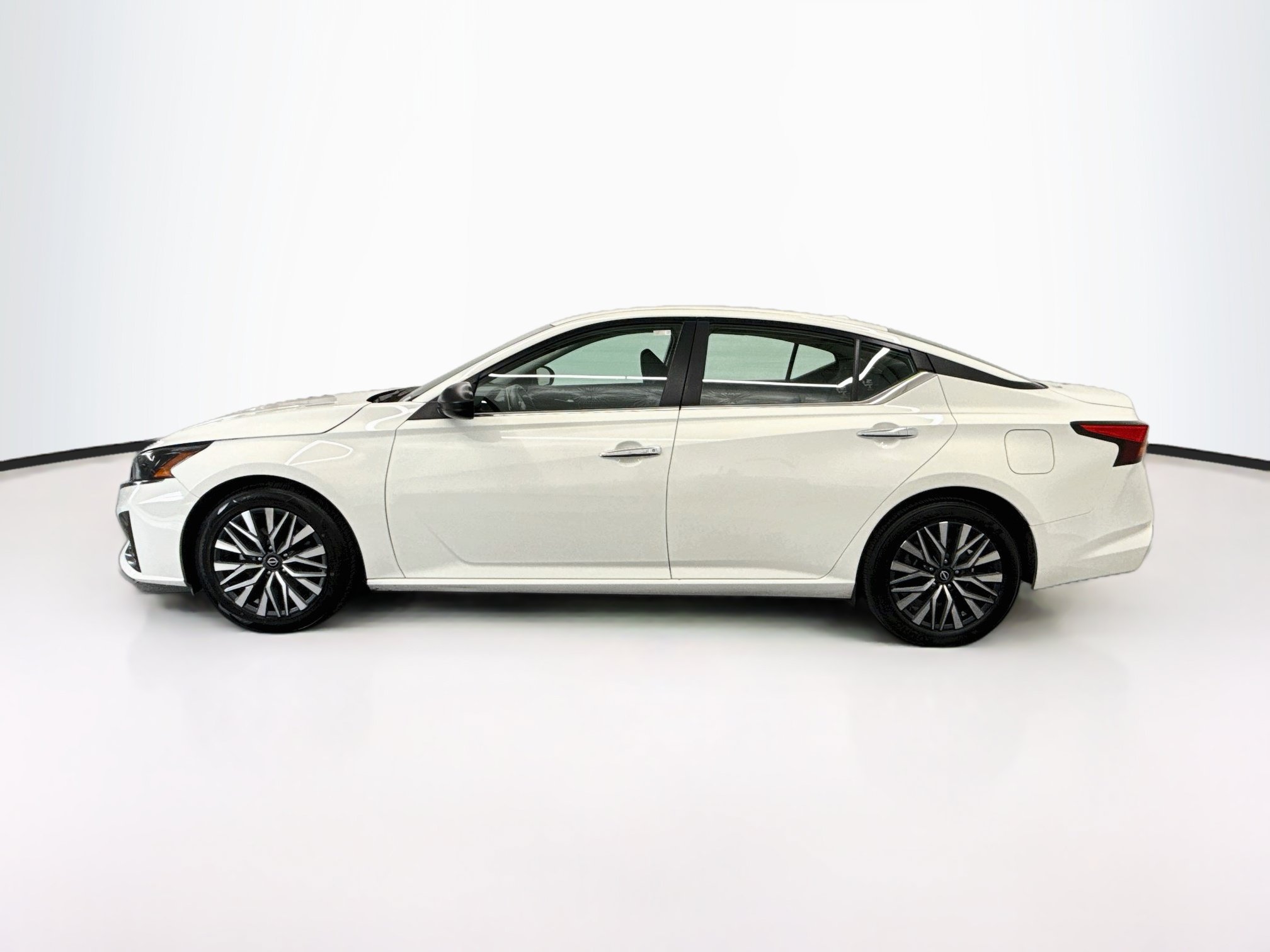Used 2025 Nissan Altima 2.5 SV FWD image 4