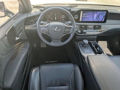 Used 2025 Lexus LS 500 w/ Accessory Package (Z1) RWD image 3