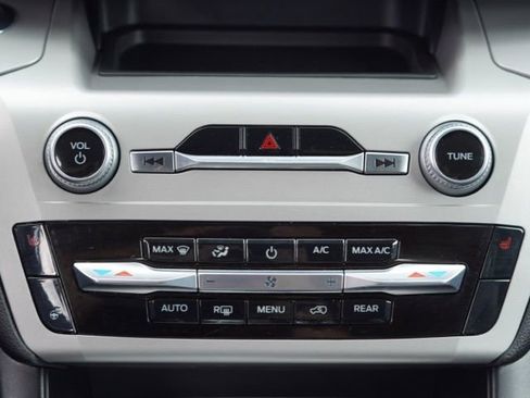 Used 2022 Ford Explorer XLT w/ Equipment Group 202A RWD image 27