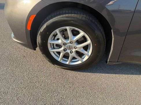 Used 2023 Chrysler Pacifica Touring-L image 44