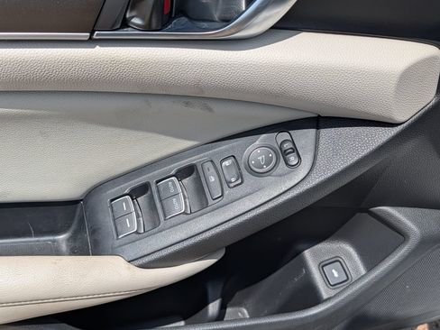 Used 2018 Honda Accord LX image 11