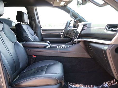 Used 2024 Jeep Wagoneer Series III AWD/4WD image 9