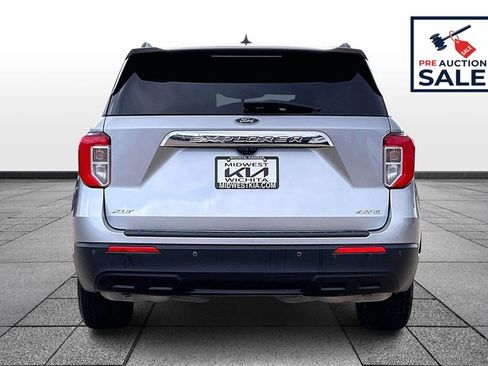 Used 2022 Ford Explorer XLT image 4