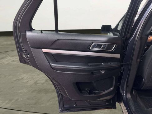 Used 2017 Ford Explorer XLT w/ Equipment Group 201A AWD/4WD image 16