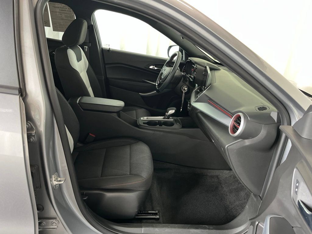Used 2025 Chevrolet Trax RS w/ Driver Confidence Package FWD image 18