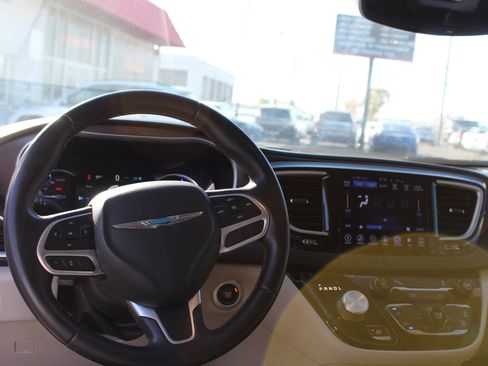 Used 2017 Chrysler Pacifica Premium image 8