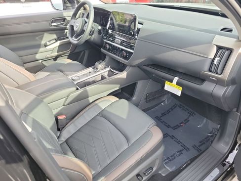 New 2025 Nissan Pathfinder Platinum image 12