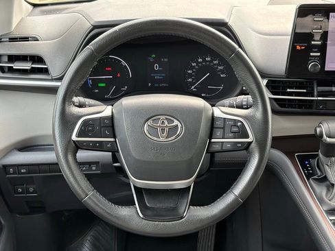 Used 2024 Toyota Sienna XLE image 18