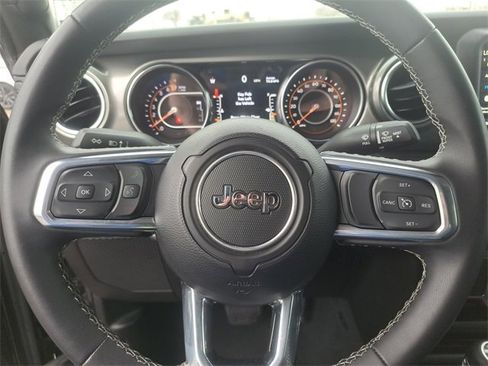 Used 2023 Jeep Gladiator Overland image 15