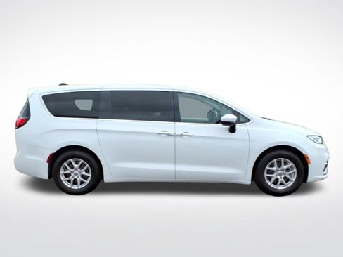 Used 2023 Chrysler Pacifica Touring-L FWD image 7