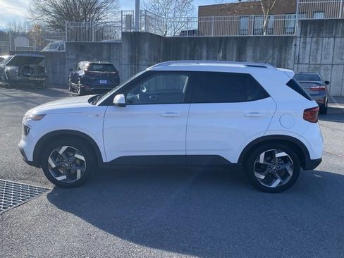 Used 2023 Hyundai Venue SEL image 4