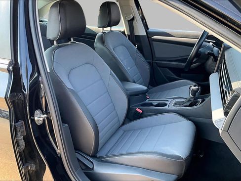 Used 2025 Volkswagen Jetta SE FWD image 8