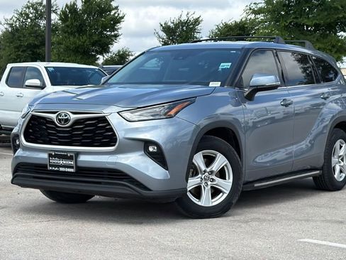 Used 2022 Toyota Highlander LE FWD image 42
