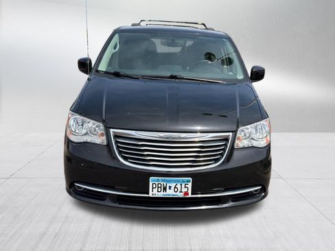 Used 2016 Chrysler Town & Country Touring FWD image 2