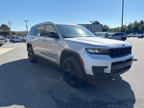 Used 2023 Jeep Grand Cherokee L Laredo RWD image 11