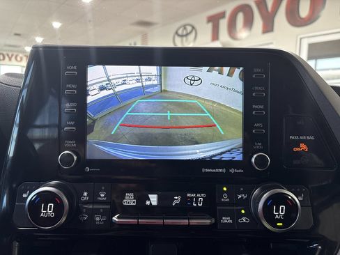 Used 2022 Toyota Highlander XLE AWD/4WD image 18