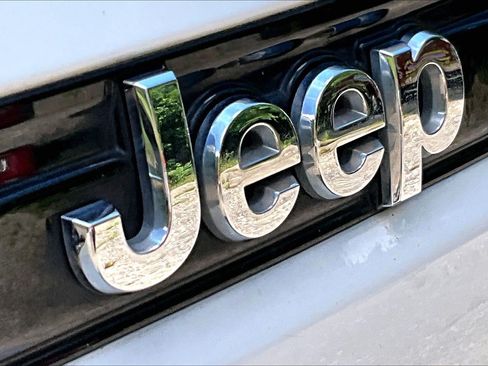 Used 2023 Jeep Grand Cherokee Laredo w/ Luxury Tech Group I AWD/4WD image 32
