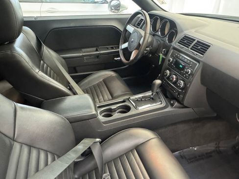 Used 2010 Dodge Challenger SE image 19