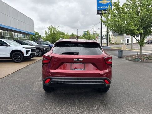 Used 2024 Chevrolet Trax RS w/ Sunroof Package FWD image 6