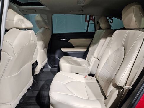 Certified 2024 Toyota Highlander XLE FWD image 37