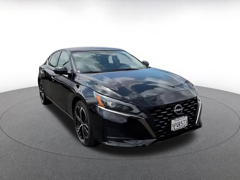 Used 2025 Nissan Altima 2.5 SR FWD image 3
