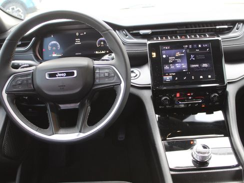 Used 2024 Jeep Grand Cherokee L Laredo image 28