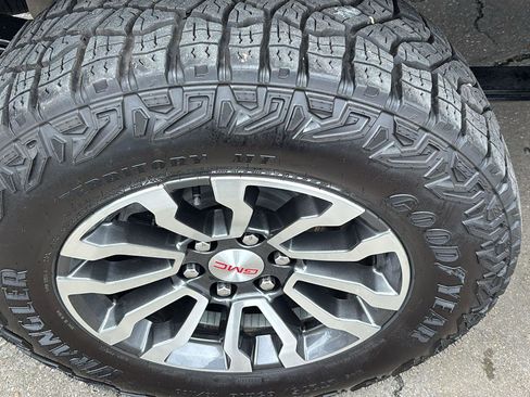 Used 2023 GMC Sierra 1500 AT4 w/ AT4 Premium Package AWD/4WD image 11