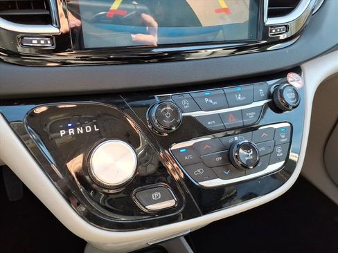 Used 2024 Chrysler Pacifica Touring-L image 16