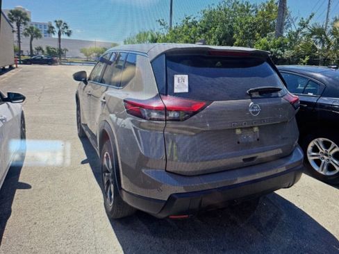 Used 2025 Nissan Rogue SV image 3