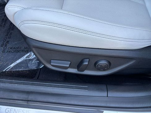 Used 2025 Genesis G70 2.5T image 24