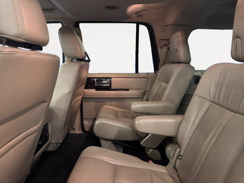 Used 2016 Lincoln Navigator Select RWD image 13