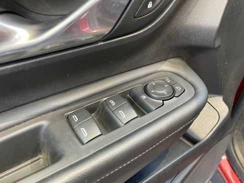 Used 2024 GMC Terrain SLE w/ Driver Convenience Package FWD image 16
