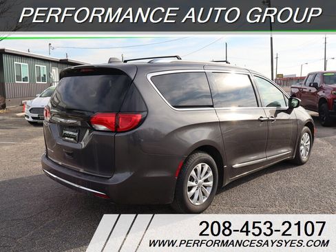Used 2019 Chrysler Pacifica Touring-L image 3