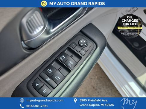 Used 2023 Chrysler Pacifica Touring-L FWD image 11