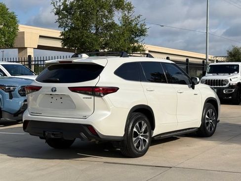 Used 2021 Toyota Highlander LE FWD image 6
