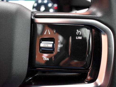 Used 2021 Land Rover Discovery Sport SE image 24