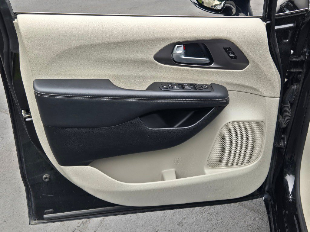 Used 2024 Chrysler Pacifica Touring-L FWD image 19