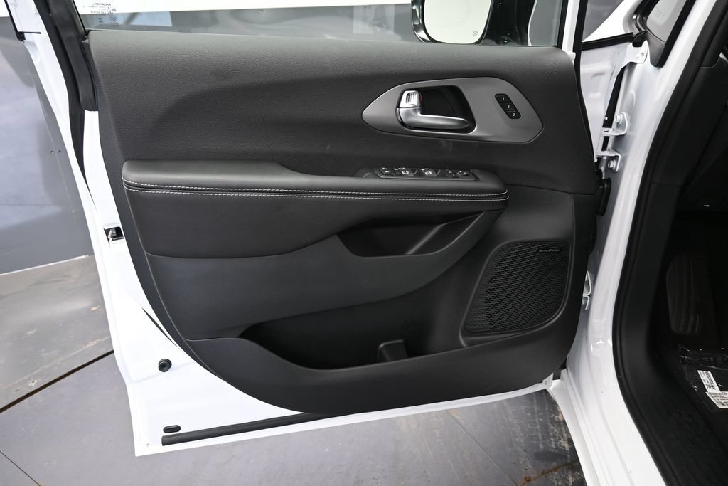 New 2027 Chrysler Pacifica Limited w/ Family Tech Group FWD image 15