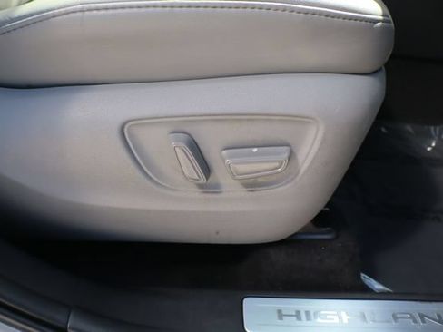 Used 2020 Toyota Highlander Limited FWD image 14